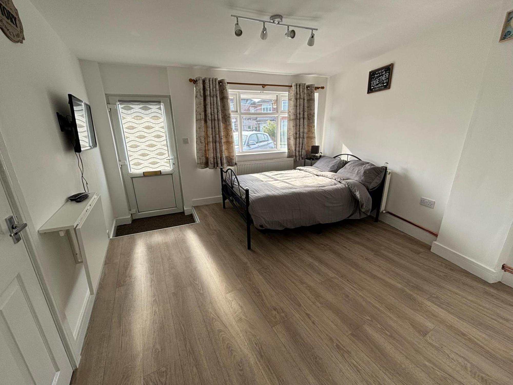 Modern & Cozy Gem - 10Min To City Center - Parking Йорк Екстер'єр фото
