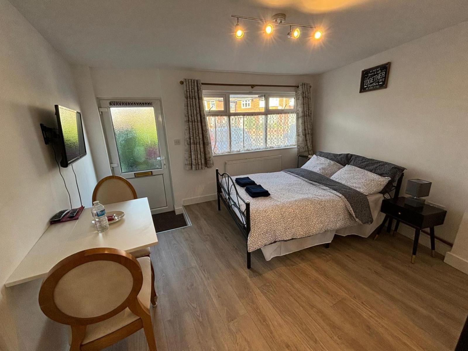Modern & Cozy Gem - 10Min To City Center - Parking Йорк Екстер'єр фото